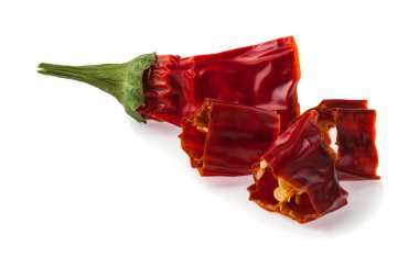 Kırmızı biber beyaz arka planda izole edilmiş. Tasarım için ayrıntı. Tasarım elemanları. Makro. Tam odaklanma. İş kartları, kartpostallar ve posterler için arka plan. Gıda Nesne Tasarımı.