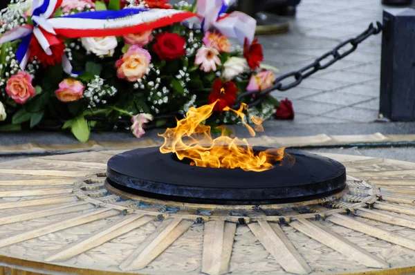 La fiamma del soldato sconosciuto a Parigi — Foto Stock