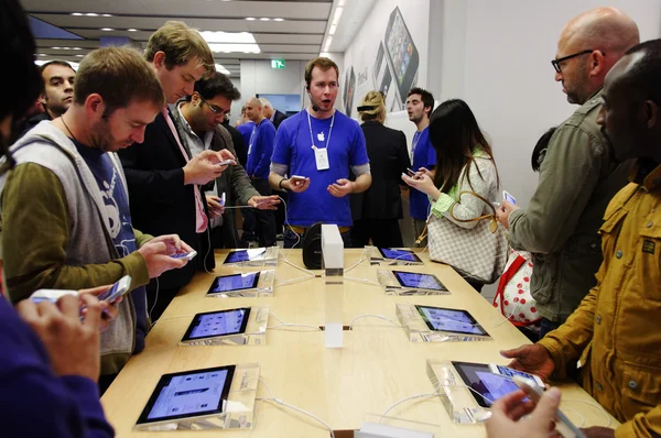 IPhone 5 θα ξεκινήσει στο κατάστημα της apple σχετικά με regent street στο Λονδίνο, Ηνωμένο Βασίλειο — Φωτογραφία Αρχείου