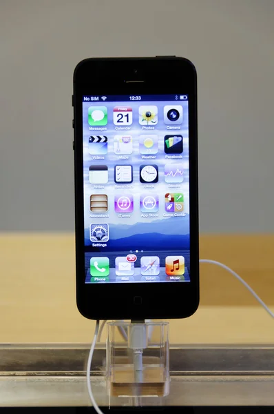 IPhone 5 launch at the Apple Store on Regent Street in London, UK — Stock Photo, Image