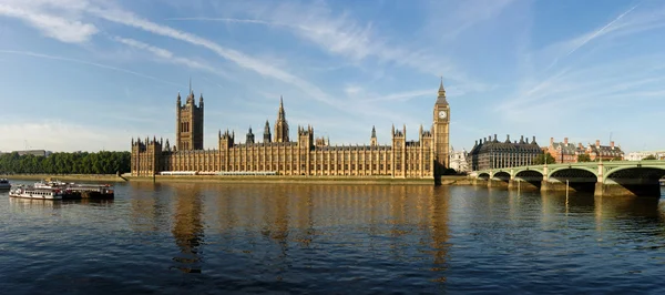 La Casa del Parlamento y la Torre del Reloj en Londres —  Fotos de Stock