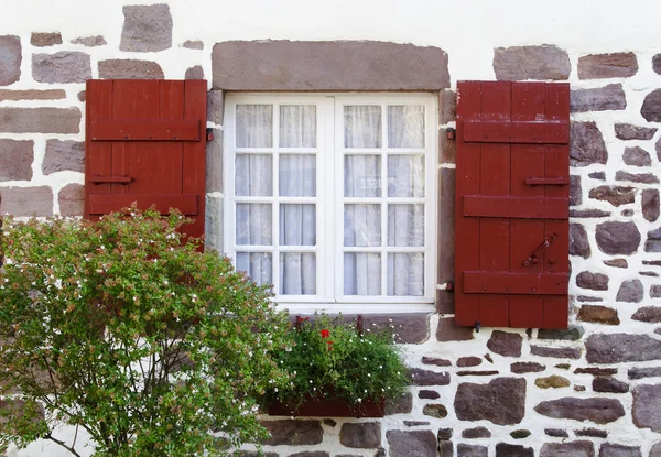 Bílé okno a červené okenice — Stock fotografie