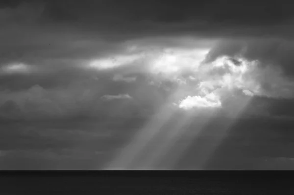 Sunbeam Denizirayo de sol en el mar — Stok fotoğraf