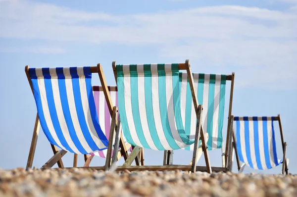 Ligstoelen op brighton beach — Stockfoto