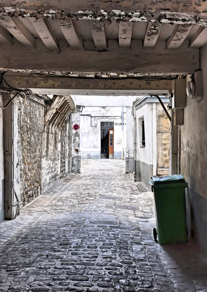 Decrepit courtyard in Paris — Stock Photo, Image