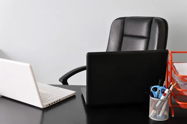 Biurko z dwóch laptopów — Zdjęcie stockowe