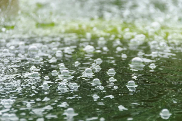 Bulles à la surface de l'eau — Photo