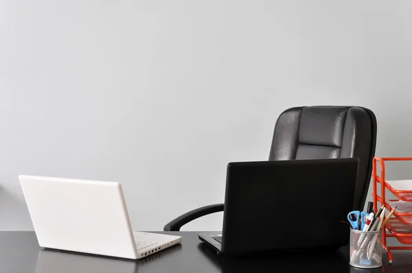 Skrivbord med två bärbara datorer — Stockfoto