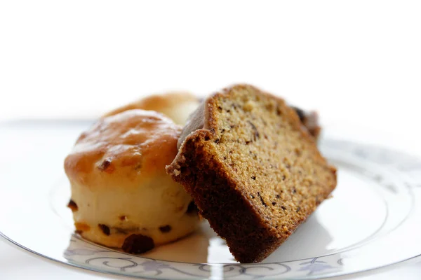 Stück Kuchen und Scones — Stockfoto