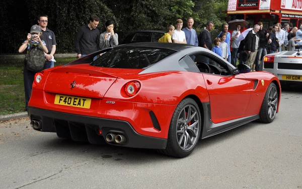 Ferrari 599 gtotekanna och tekopp på bord — Φωτογραφία Αρχείου