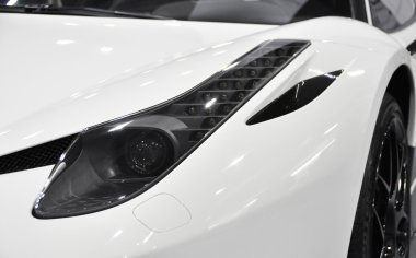 Far beyaz bir spor araba