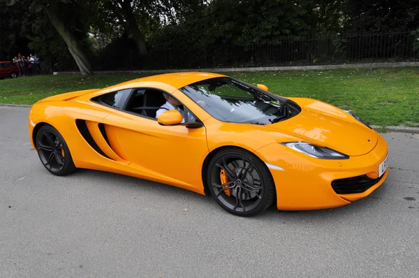 Oranje mclaren mp4 - 12c — Stockfoto