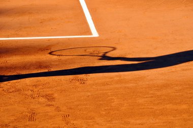 Kil tenis kortunda tenis oyuncusu gölge