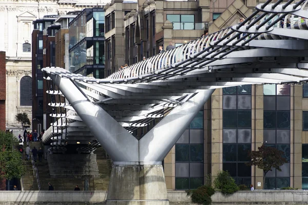 Londra millennium yaya köprüsü — Stok fotoğraf