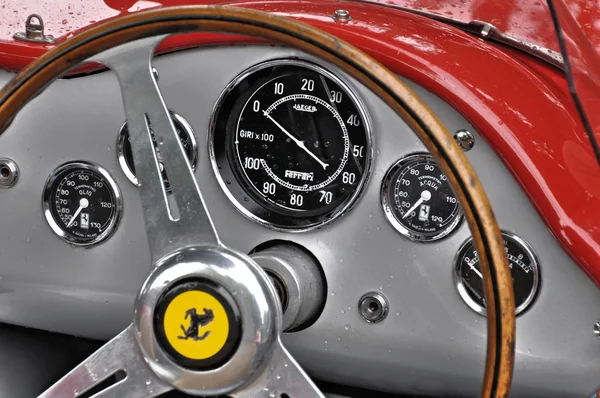 Винтажная приборная панель Ferrari — стоковое фото