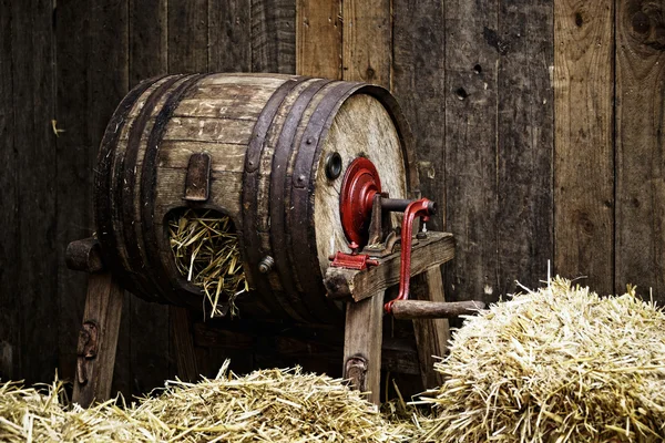 藁で満たされた樽型バター撹乳器 — ストック写真