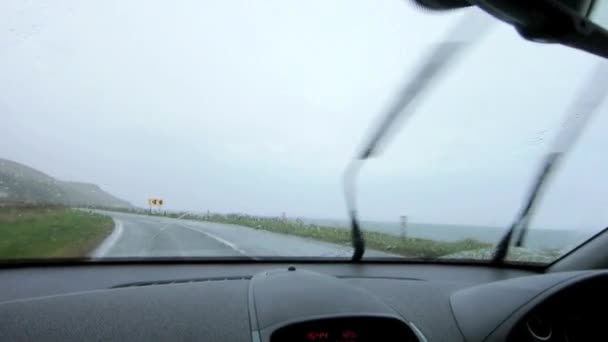 Езда под дождем — стоковое видео
