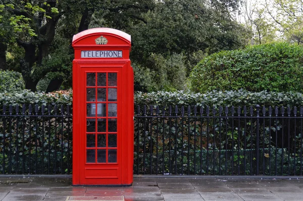 在伦敦传统红色电话亭 — 图库照片
