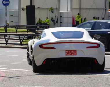 Aston martin one-77 beyaz