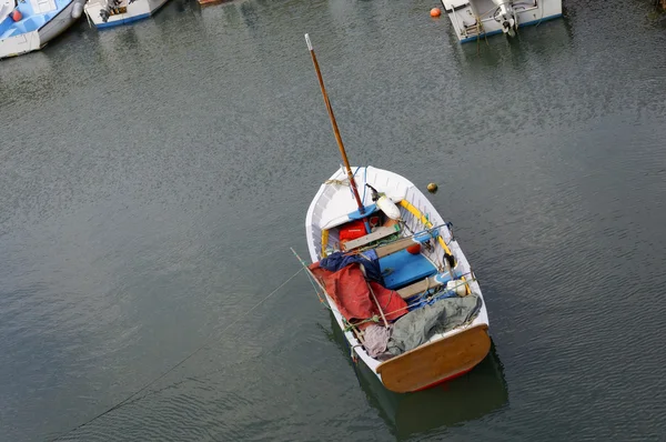Verankertes Fischerboot — Stockfoto