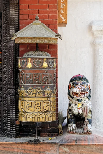 Prayer wheel på bodhnath stupa i kathmandu — Stockfoto