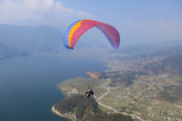 Tandem skärmflygning i nepal — Stockfoto