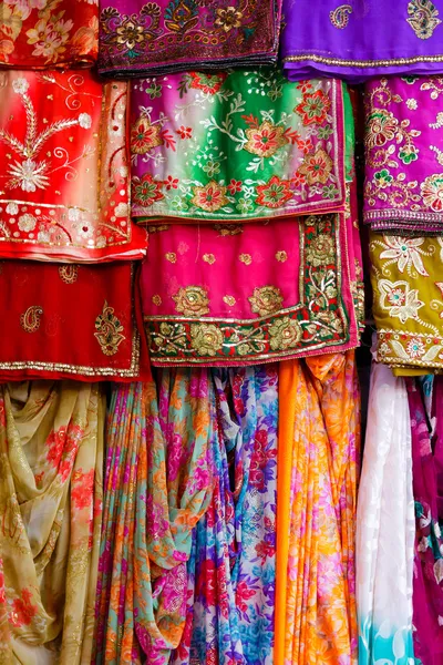 Roupas coloridas e saris — Fotografia de Stock