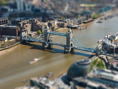 tower Bridge ve Londra city hall havadan görünümü