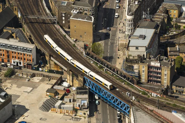 Train op een brug in Londen — Stockfoto