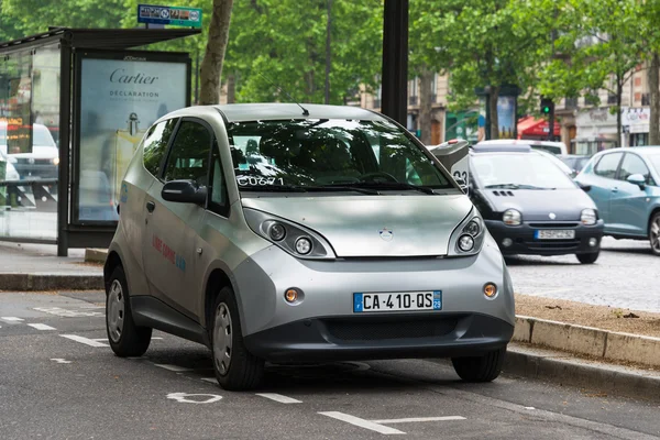 Autolib "usługi w Paryżu do wymiany samochodu elektrycznego — Zdjęcie stockowe