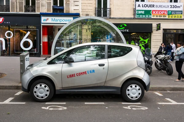 Autolib 'electric car sharing service in Paris — стоковое фото