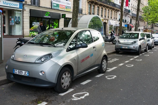 Autolib «ηλεκτρικό αυτοκίνητο που μοιράζονται την υπηρεσία στο Παρίσι — Φωτογραφία Αρχείου