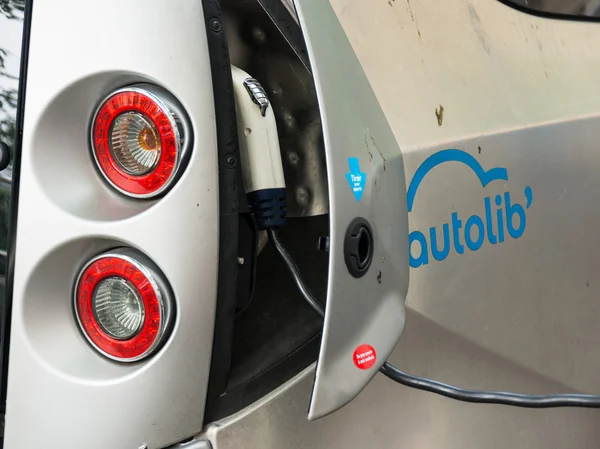 Autolib 'electric car sharing service in Paris — стоковое фото