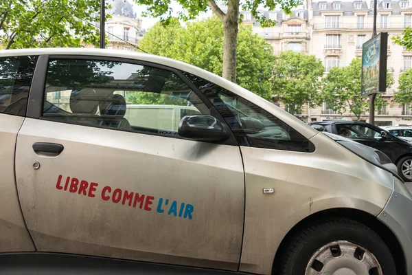 Autolib 'electric car sharing service in Paris — стоковое фото