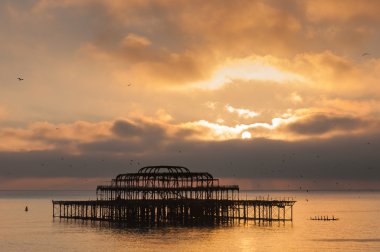 gün batımında west pier