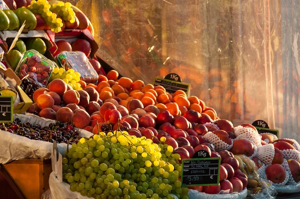 Puesto de frutas de la tienda de comestibles — Foto de Stock