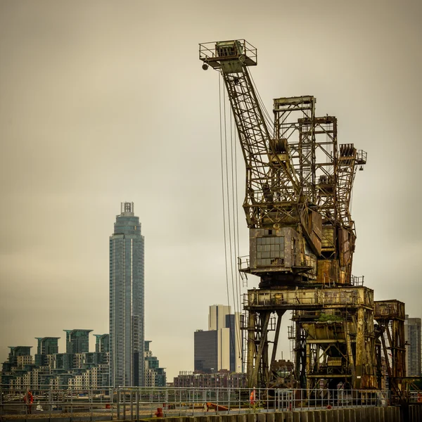 Rostiga kranar på battersea power station — Stockfoto