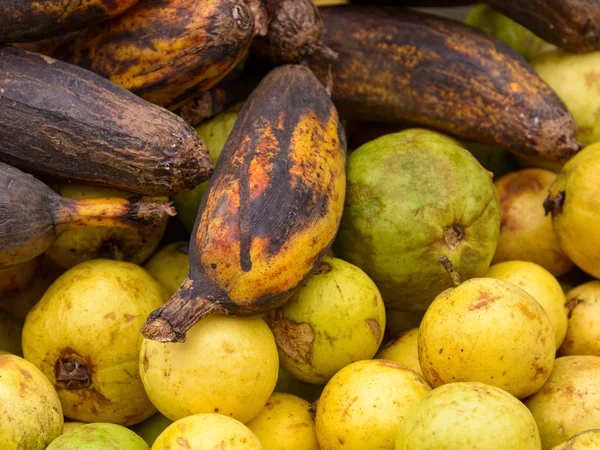 Bananas e goiabas — Fotografia de Stock