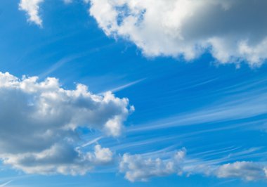 Mavi gökyüzü ve beyaz kabarık bulutlar