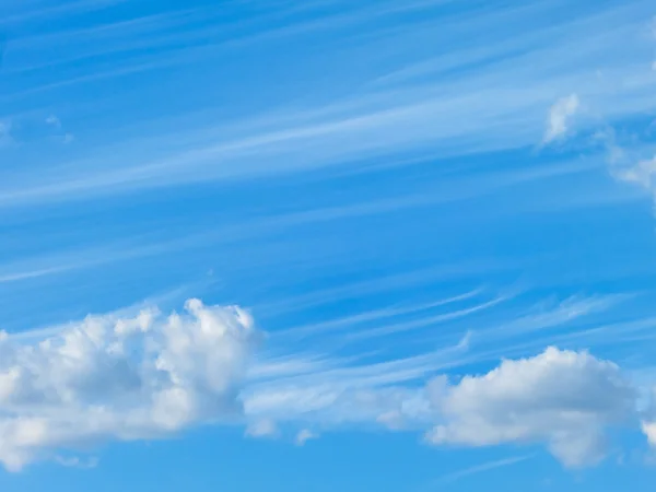 Ciel bleu et nuages blancs moelleux — Photo