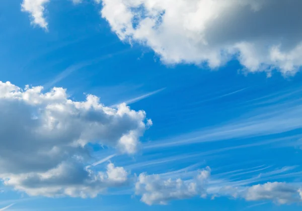 Céu azul e nuvens brancas fofas — Fotografia de Stock