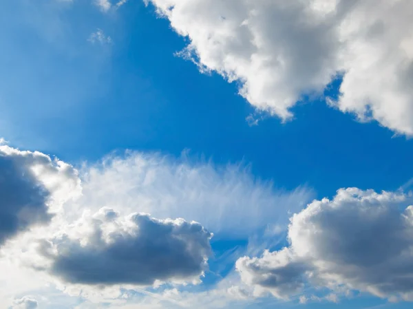 Céu azul e nuvens brancas fofas — Fotografia de Stock