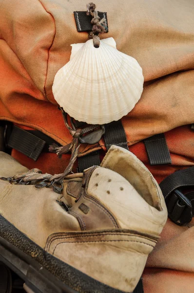 Shell and shoe on a backpak — Stock Photo, Image