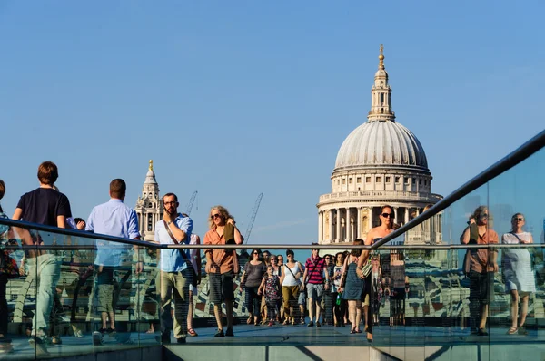 De millennium bridge en st paul's cathedral — Stockfoto