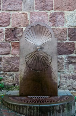 Çeşme üzerindeki camino de santiago