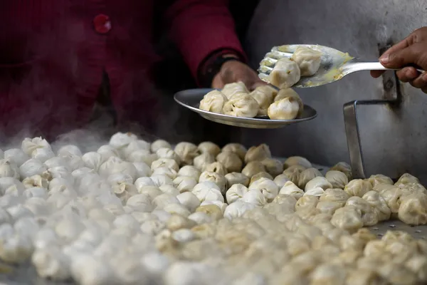 Servire momos nepalesi — Foto Stock