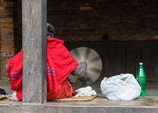 名尼泊尔籍女子纺羊毛 — 图库照片