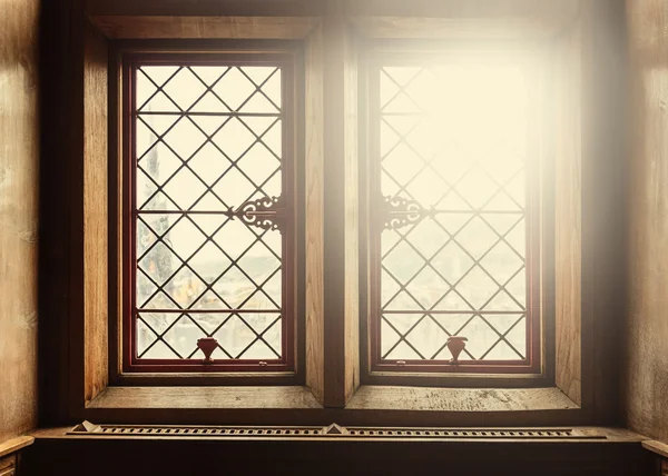 Oude windows met lens flare — Stockfoto