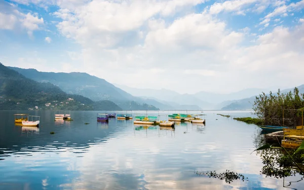 Jezioro Phewa w pokhara — Zdjęcie stockowe