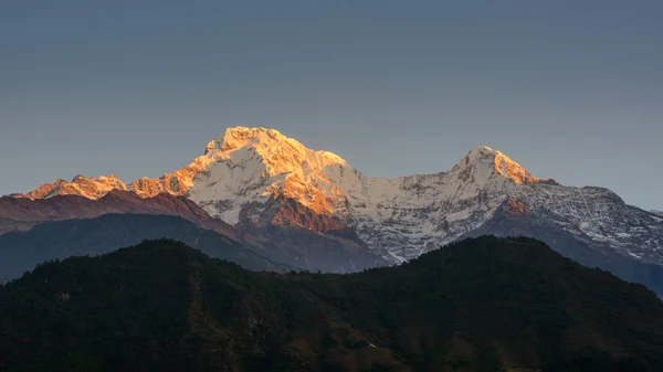 Annapurna south i hiunchuli — Zdjęcie stockowe